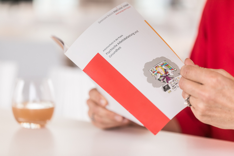 Eine Frau liest eine Broschüre. Eine Frau liest eine Broschüre.