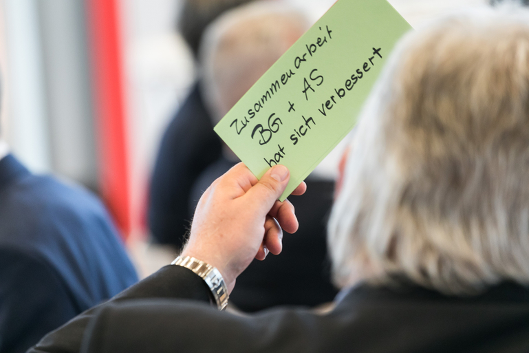 Ein Workshop-Teilnehmer meldet sich mit seinem Beitrag zu Wort. Ein Workshop-Teilnehmer meldet sich mit seinem Beitrag zu Wort.