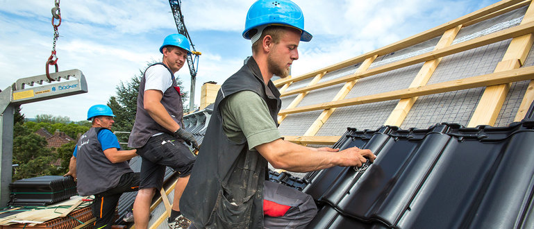 Dachdecker bei der Arbeit Dachdecker bei der Arbeit
