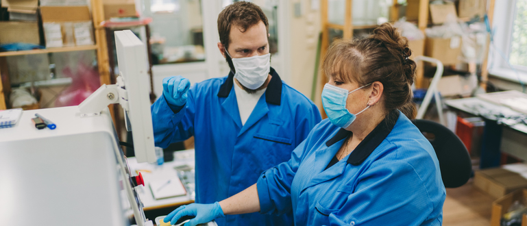 Beschäftigte mit Mund-Nasen-Bedeckungen Beschäftigte mit Mund-Nasen-Bedeckungen