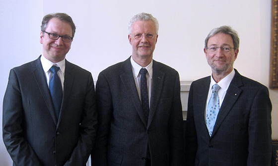 Der neue Vorsitzende der Nationalen Arbeitsschutzkonferenz Dr. Volker Kregel (Mitte) und seine beiden Stellvertreter Peer-Oliver Villwock (links) und Dr. Walter Eichendorf (rechts)